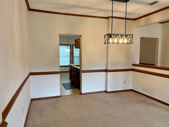 Foto del edificio - Stunning 3-bedroom Townhome in Heart of Vi...