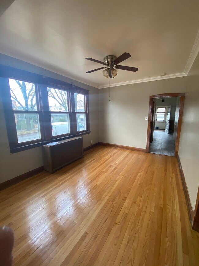 Foto del edificio - 5856 W Leland Ave