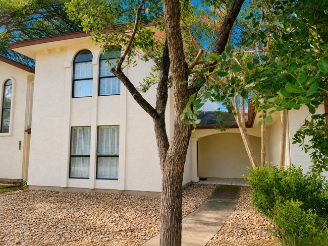 Building Photo - 5868 Royal Rdg Dr