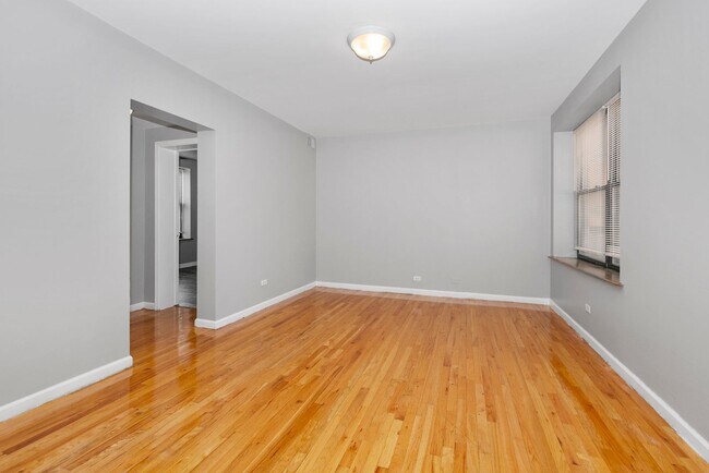 Building Photo - 2-Bedroom in Chicago’s historic South Shor...