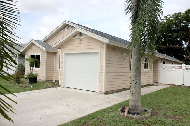 Building Photo - 4759 Brook Dr