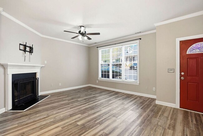 Foto del edificio - AVAILABLE NOW – Beautiful 3 Bed / 2.5 Bath Townhome in Prime North Raleigh Location