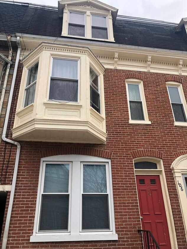 Primary Photo - 104 W Jackson St