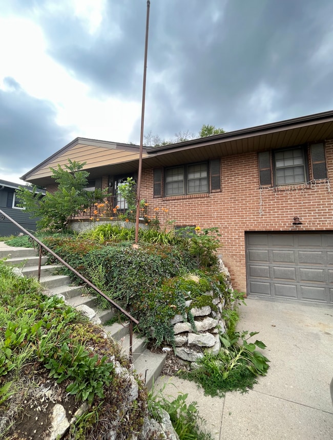 Building Photo - Conveniently Located 3-Bedroom with Walk-O...