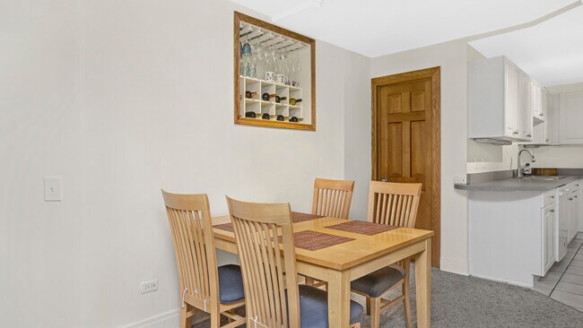 Comedor - 1041 W Belden Ave