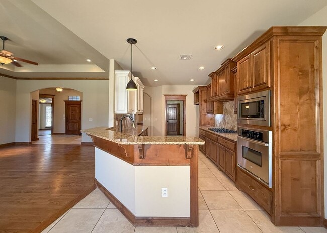 Building Photo - 3 Bed, 2.5 Bath Home in Oxford Park – Open Layout & Tall Ceilings
