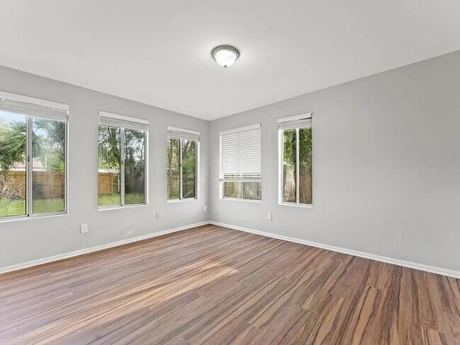 Foto del edificio - 7739 Pinnacle Dr