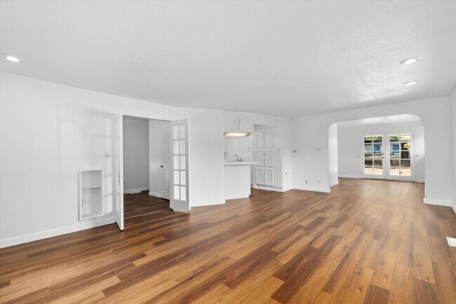 Building Photo - 4 Bedroom 2 Bath with Den Spacious Lot and...