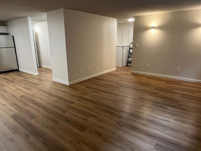 Building Photo - Spacious and Modern 1 Bedroom Located near...