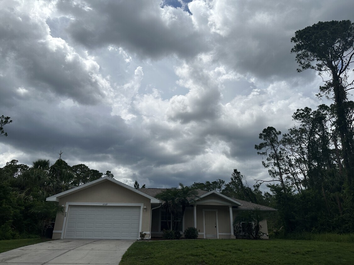 Foto principal - 4569 Balsey St