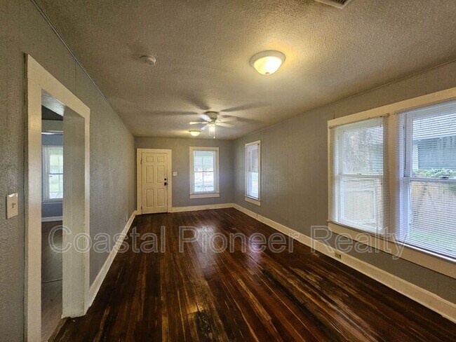 Building Photo - 1212 E 32nd Ave