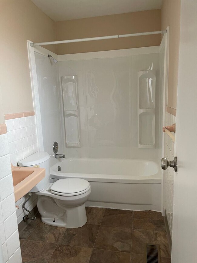 Foto del edificio - Cozy 1 Bedroom and 1 Bath with W/D Hookups