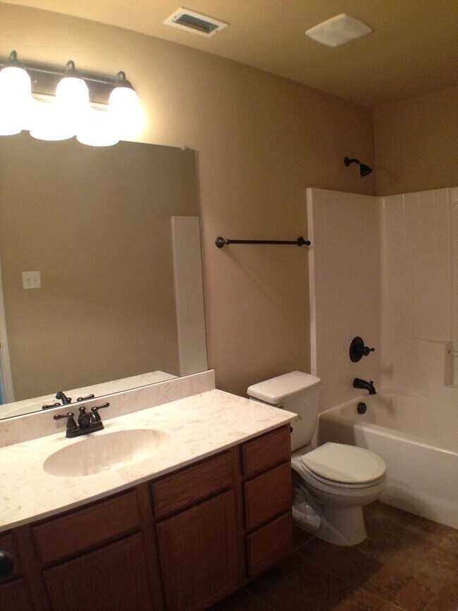 Foto del edificio - Beautiful 3 Bedroom, 2.5 Bath duplex located in Woodland Estates!