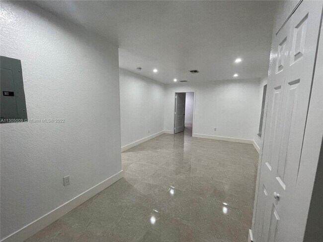 Foto del edificio - 10980 SW 6th St