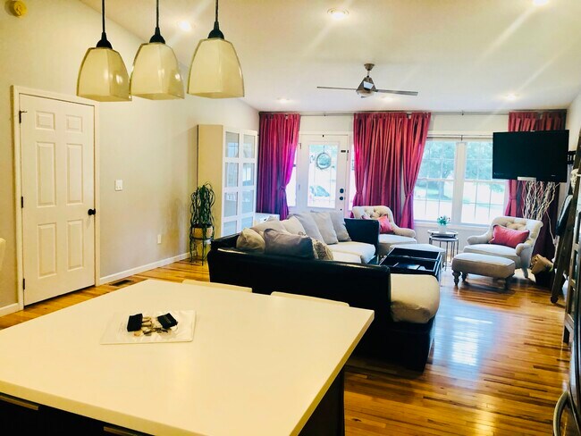 Sala de estar - 103 Tail Feather Ln