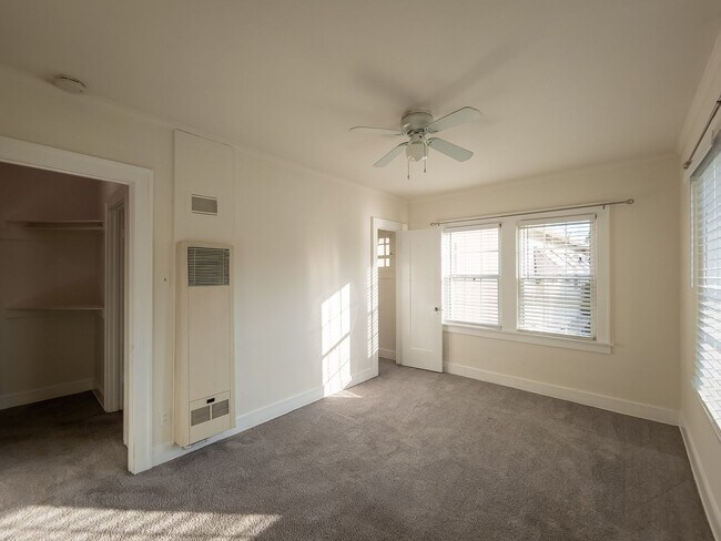 Foto del edificio - Bright & Inviting 1BR in the Heart of North Alhambra
