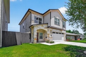 Building Photo - 2211 Silverbonnet St