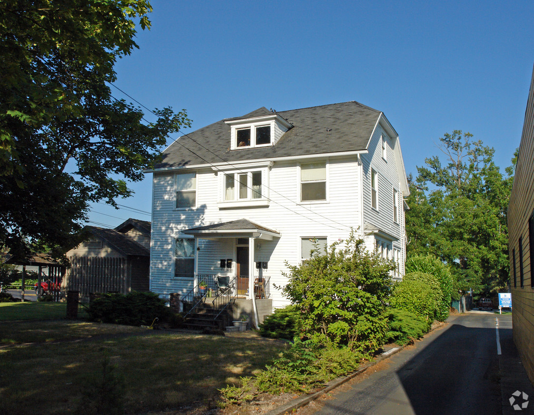 Building Photo - 839-841 Liberty St NE