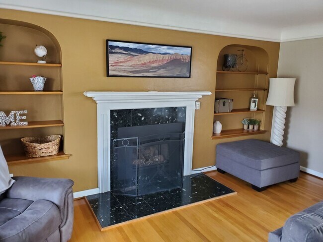 Building Photo - 3 Bed (plus bonus downstairs room) 2 full ...