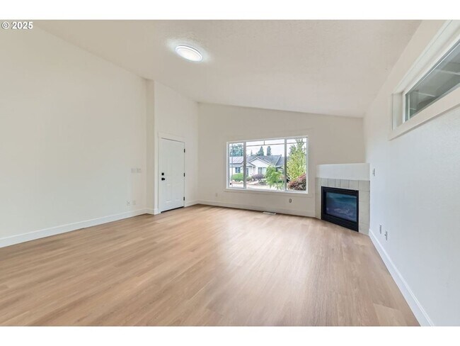 Building Photo - Charming One - Level