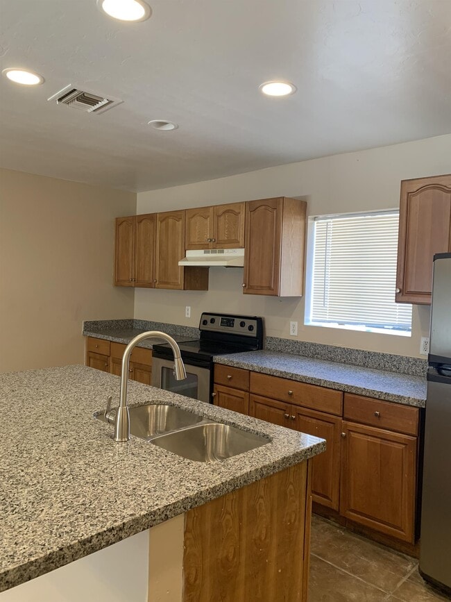 Building Photo - 308 E Blacklidge Dr