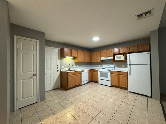 Building Photo - Newly Renovated Duplex in NE San Antonio!