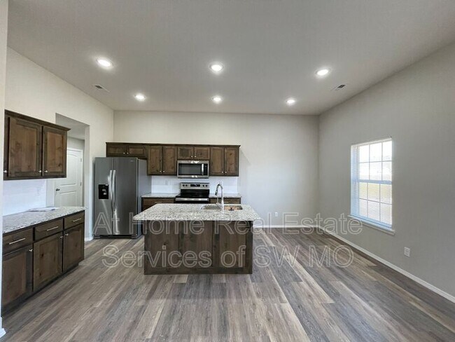 Foto del edificio - 245 Hickory Hills
