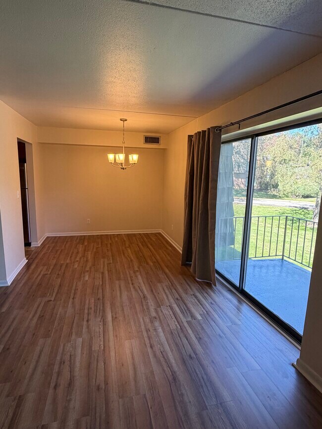 Building Photo - 1325 Forest Green Dr