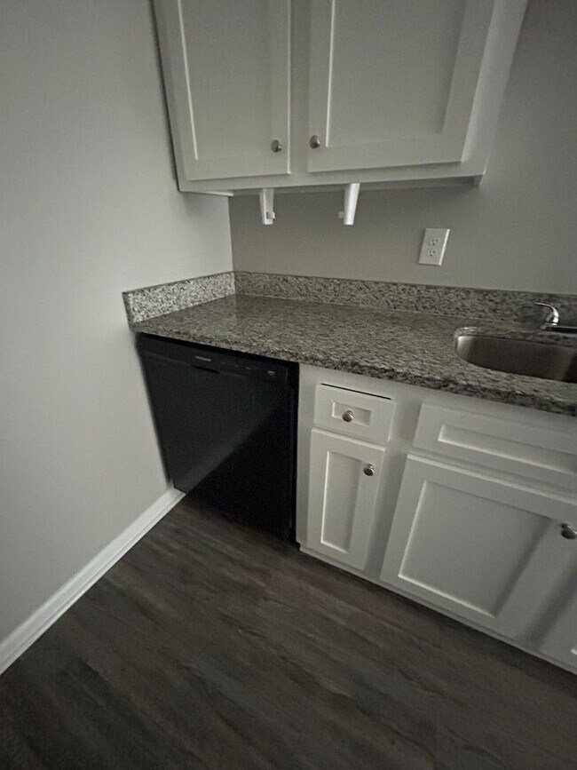 Building Photo - Great townhouse available!!!!!