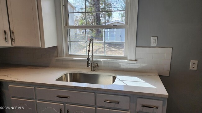 Building Photo - 2117 S Village Dr