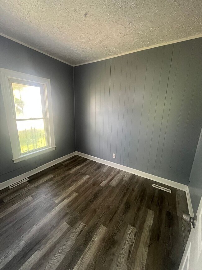 Building Photo - Section 8 Accepted, Charming 4BR 2 BA Home...
