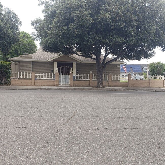 Foto del edificio - 14711 Yorba St