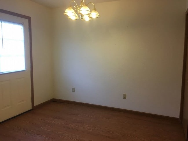 Building Photo - 107 Country Villa