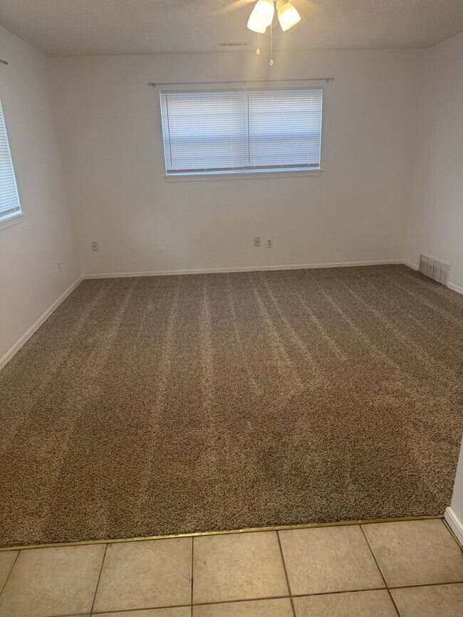 Foto del edificio - Beautifully updated home in a quiet Yukon neighborhood!