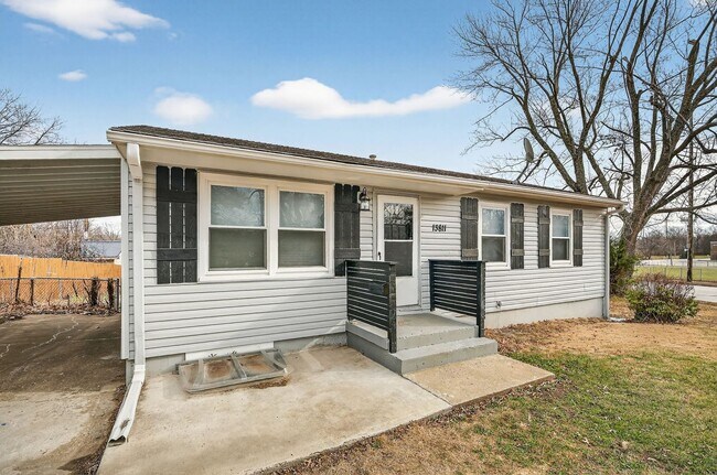 Foto del edificio - Hard-to-Find 6-Bedroom Home in Grandview!