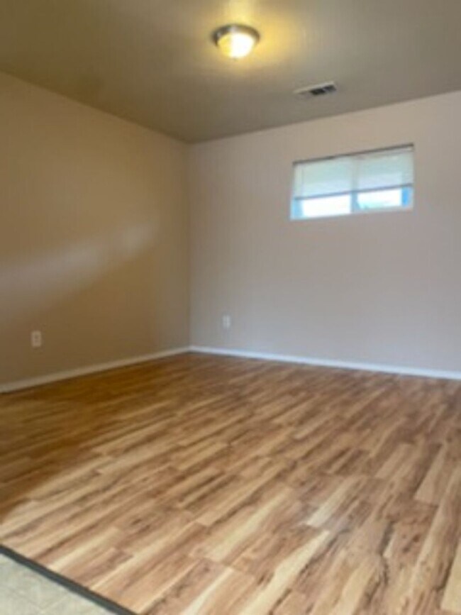 Building Photo - 2133 Poplar Dr