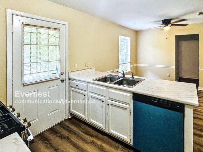Foto del edificio - Charming 3-Bedroom Home with Comfort and C...