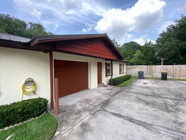 Building Photo - 2370 Lake Dr NW