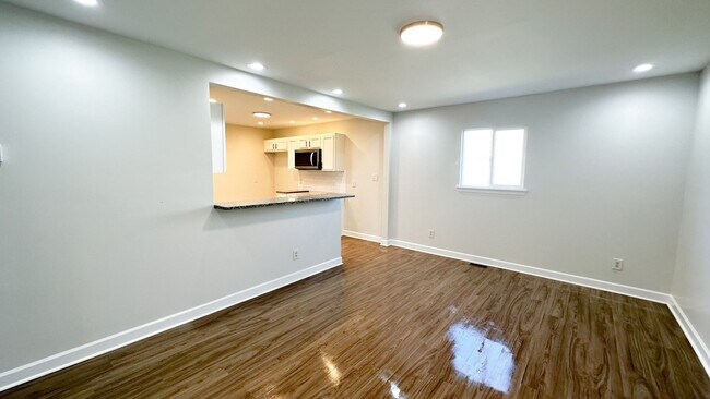 Building Photo - 4 Bedroom Brand New Remodeled House! Secti...