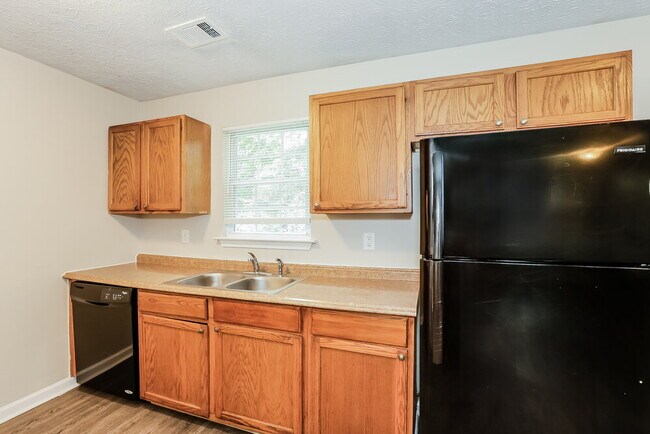 Building Photo - 6125 Pineneedle Dr SW