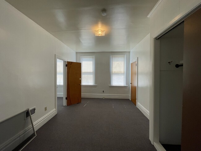 Building Photo - 125 6th St