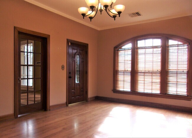 Foto del edificio - 3 BED 1 BATH TUDOR COTTAGE LAS VEGAS ADDIT...