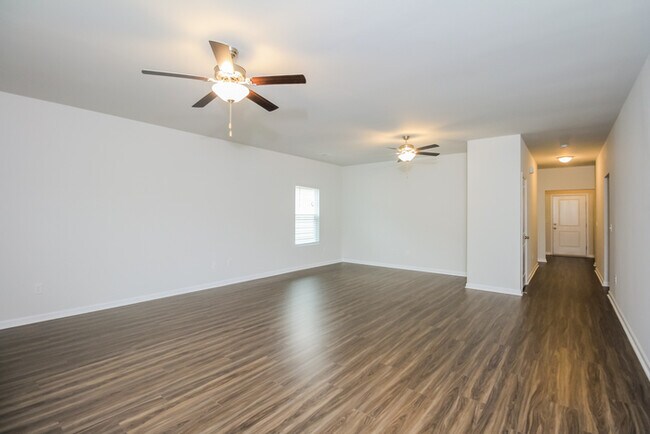 Building Photo - Stunning 3 Bedroom With Fenced Backyard