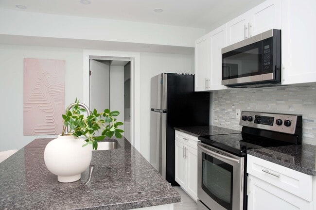 Building Photo - 4051 N Ocean Dr