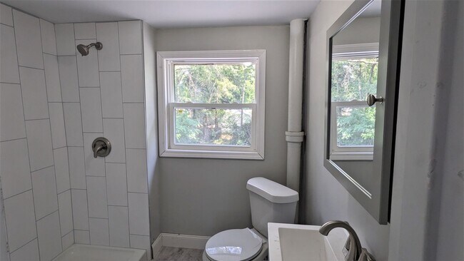 Building Photo - 878 E Forest Ave