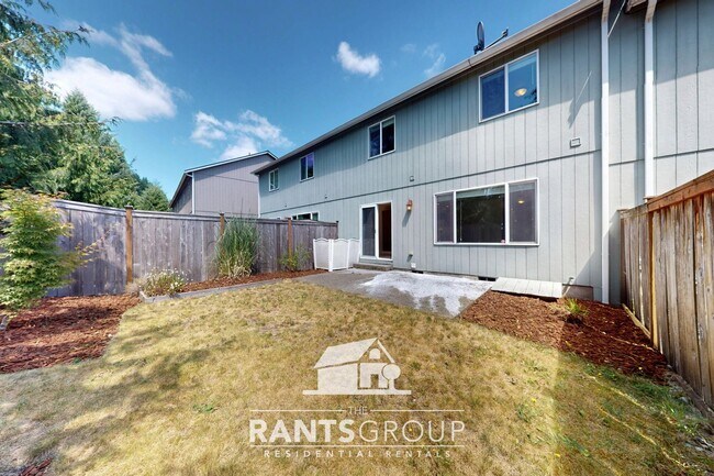 Building Photo - Modern Open-Concept Home with Fenced Backy...