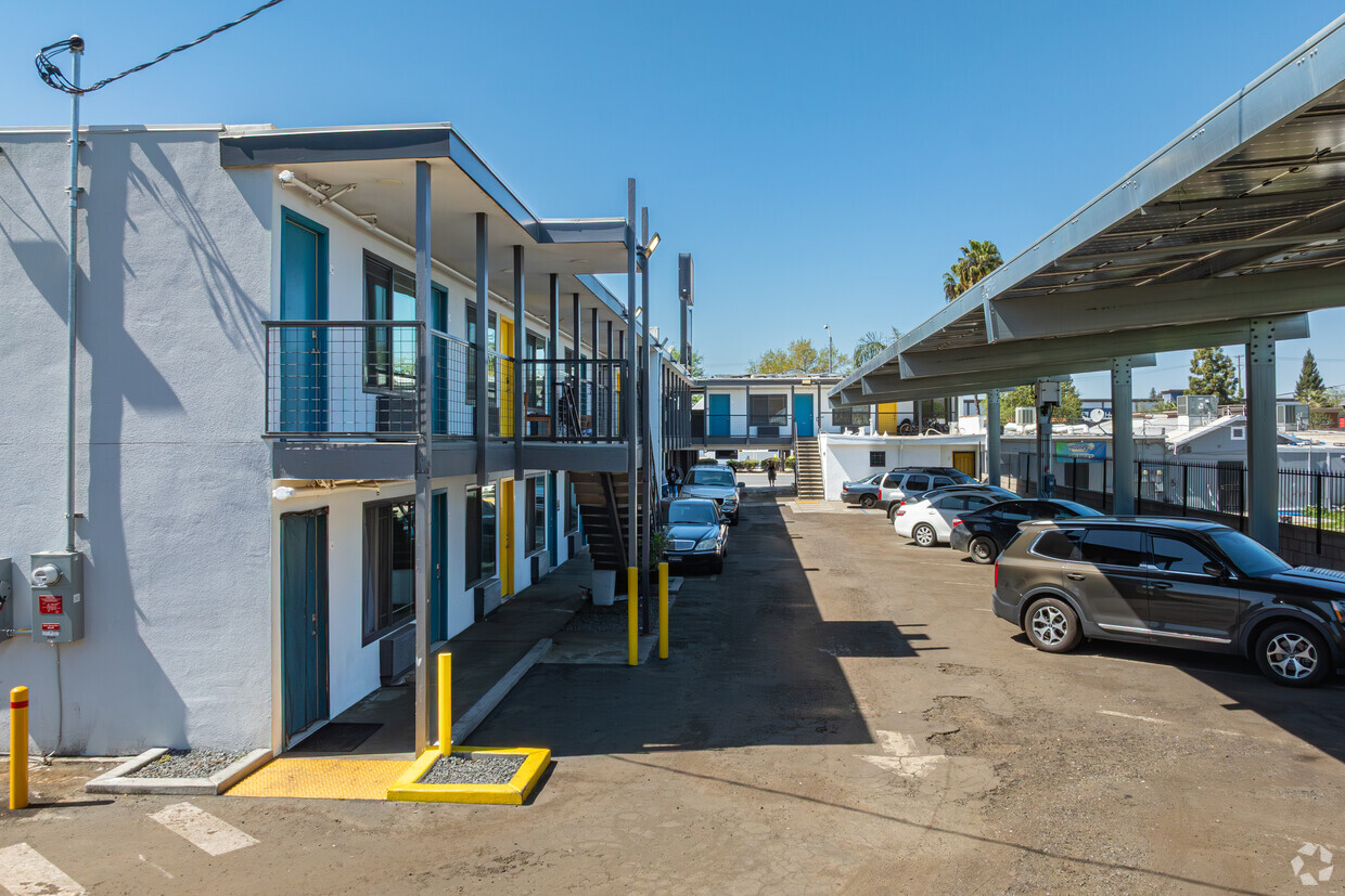 1400 S Mooney Blvd - Edificio - Sequoia Village
