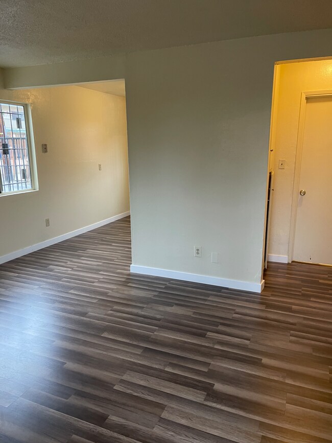 Building Photo - 517 W 84th St