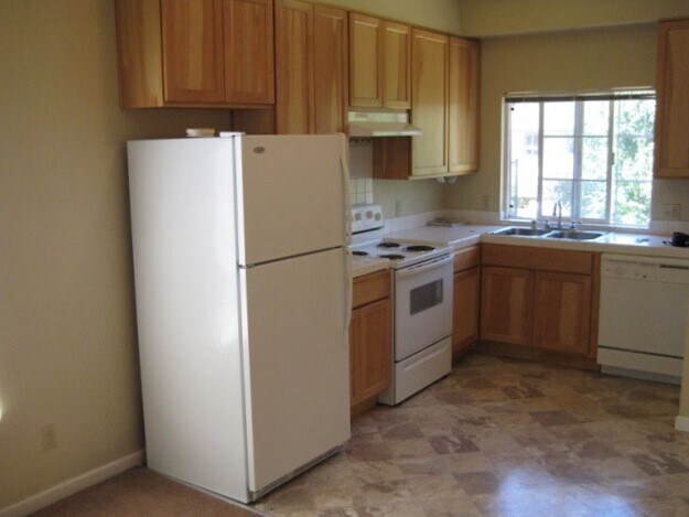 Kitchen - 1145 Meadow Ln