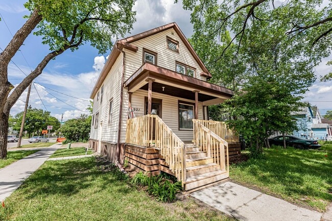 Building Photo - 921 6th Ave N